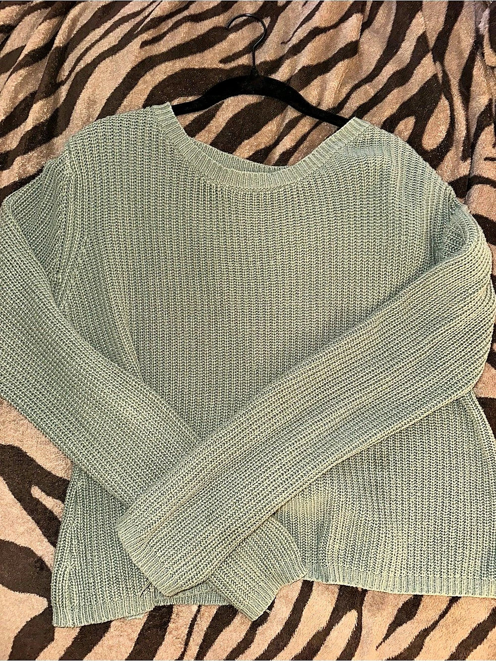 moon and madison Green Knit Sweater Size Large Like New